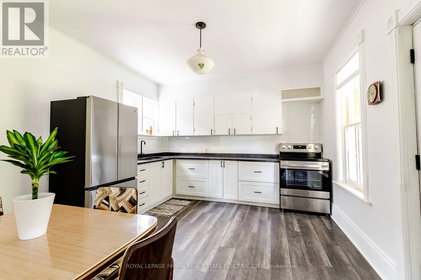 












193 LAKE STREET

,
Peterborough (Town Ward 3),




Ontario
K9J2H4

