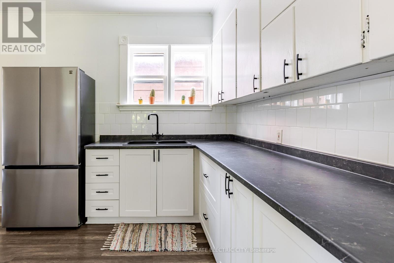 












193 LAKE STREET

,
Peterborough (Town Ward 3),




Ontario
K9J2H4

