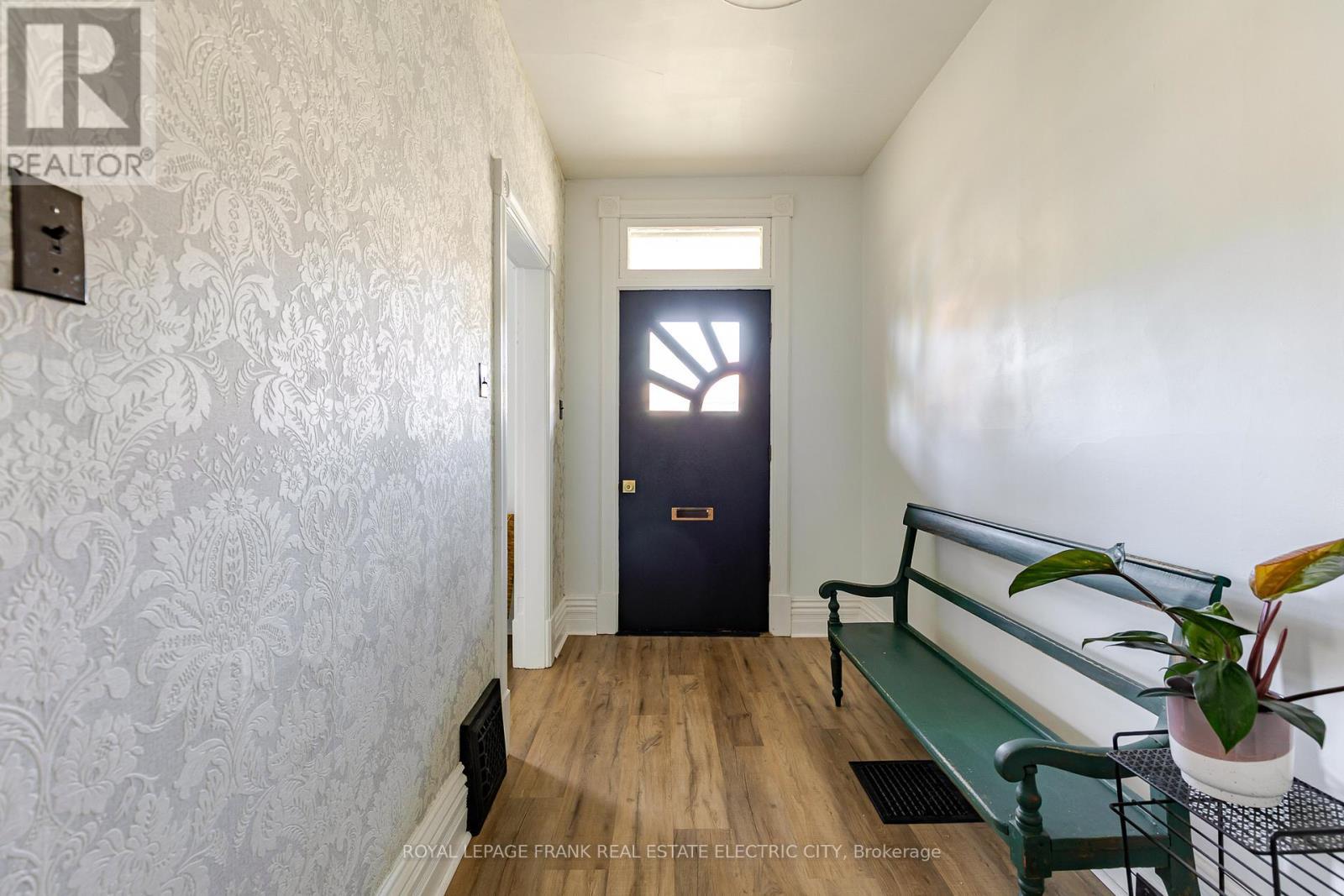 












193 LAKE STREET

,
Peterborough (Town Ward 3),




Ontario
K9J2H4

