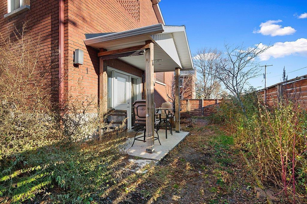 









329


Rue James

,
Shawville,




QC
J0X2Y0

