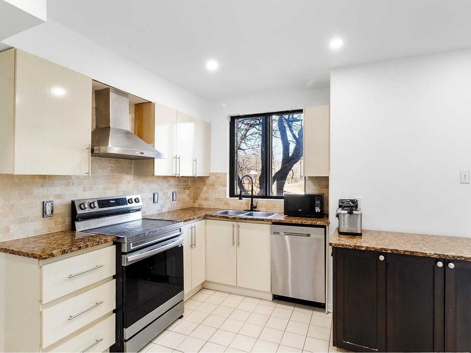 









5700


Av. Rembrandt

, 104,
Côte-Saint-Luc,




QC
H4W3E6

