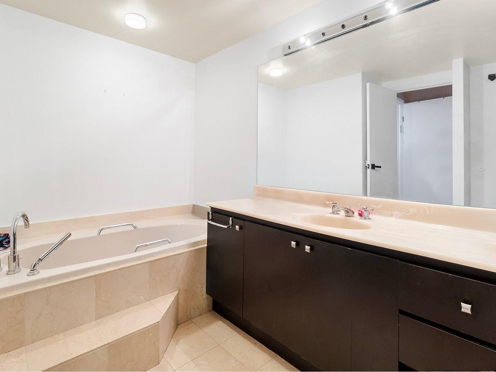 









5700


Av. Rembrandt

, 104,
Côte-Saint-Luc,




QC
H4W3E6

