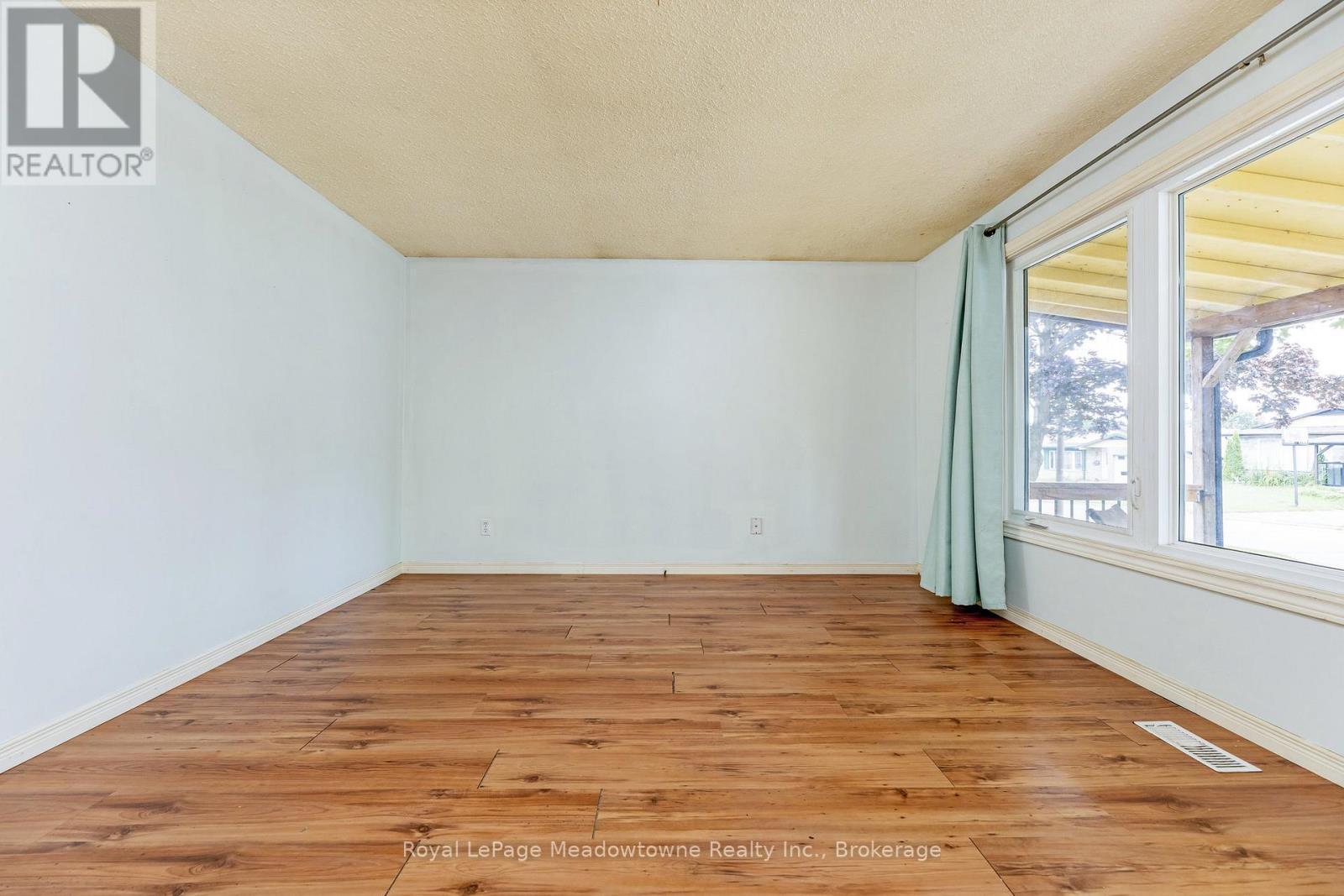 












30 CLUTHE CRESCENT

,
Kitchener,




Ontario
N2P1M8

