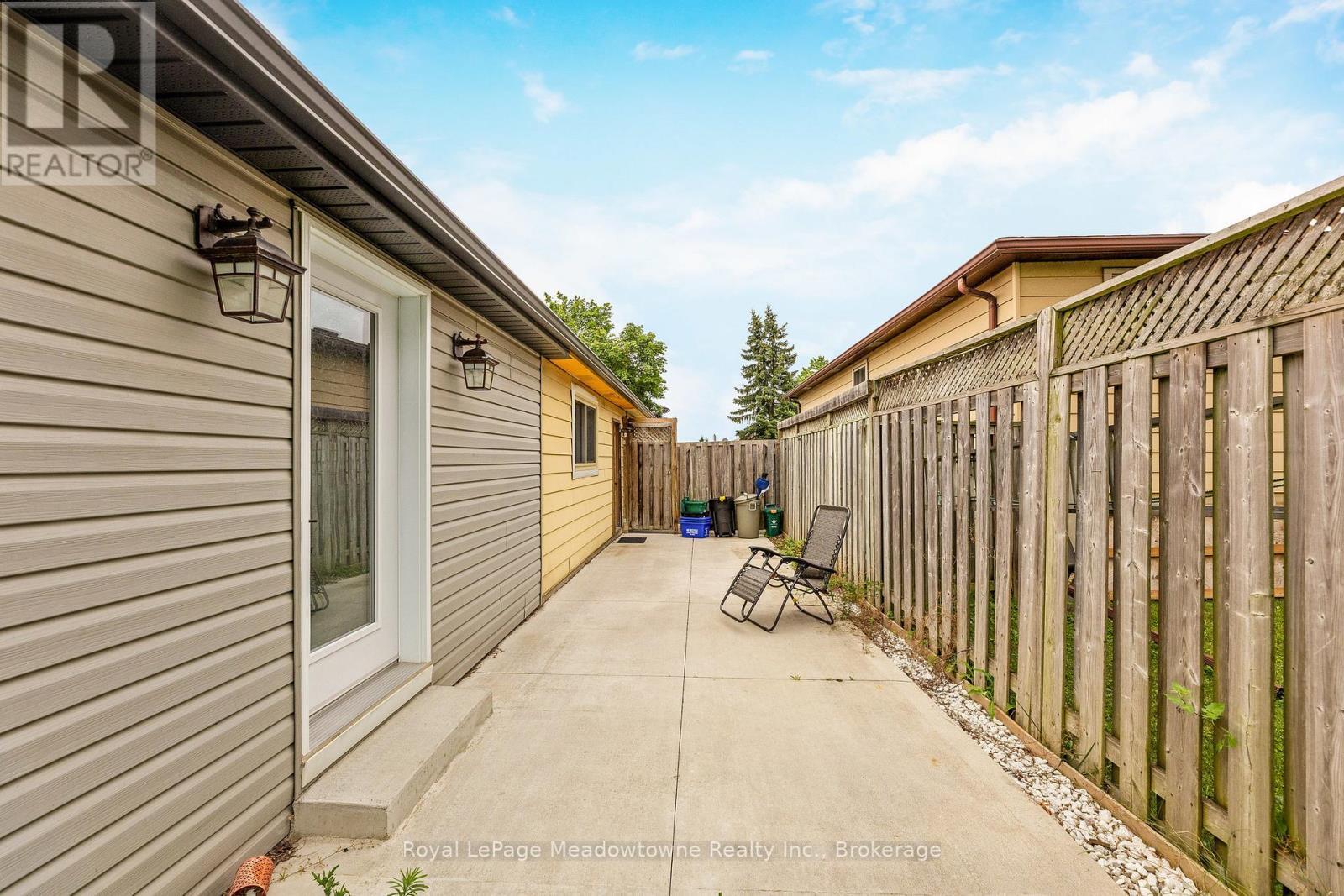 












30 CLUTHE CRESCENT

,
Kitchener,




Ontario
N2P1M8

