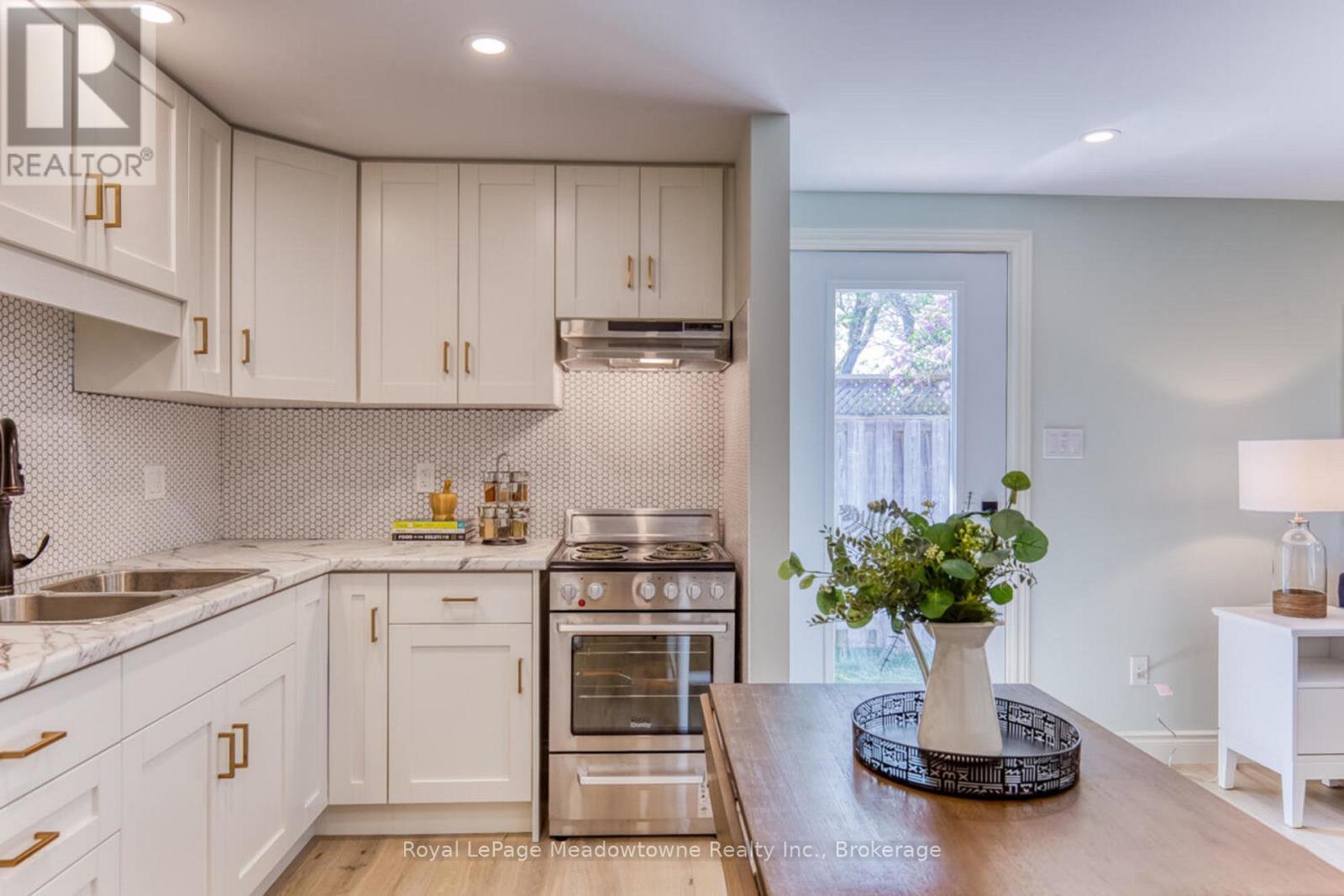 












30 CLUTHE CRESCENT

,
Kitchener,




Ontario
N2P1M8

