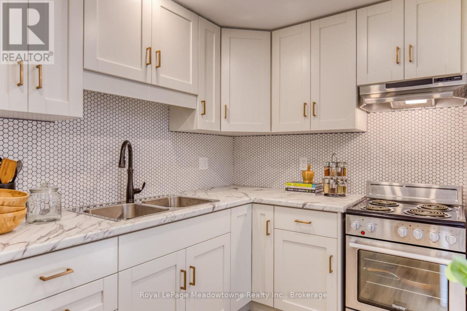 












30 CLUTHE CRESCENT

,
Kitchener,




Ontario
N2P1M8

