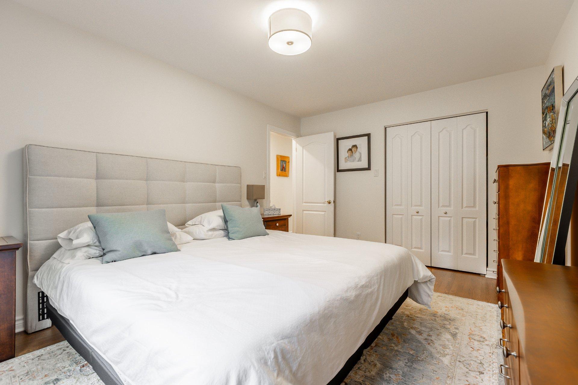 









43


Av. Bayview

,
Pointe-Claire,




QC
H9S5C1

