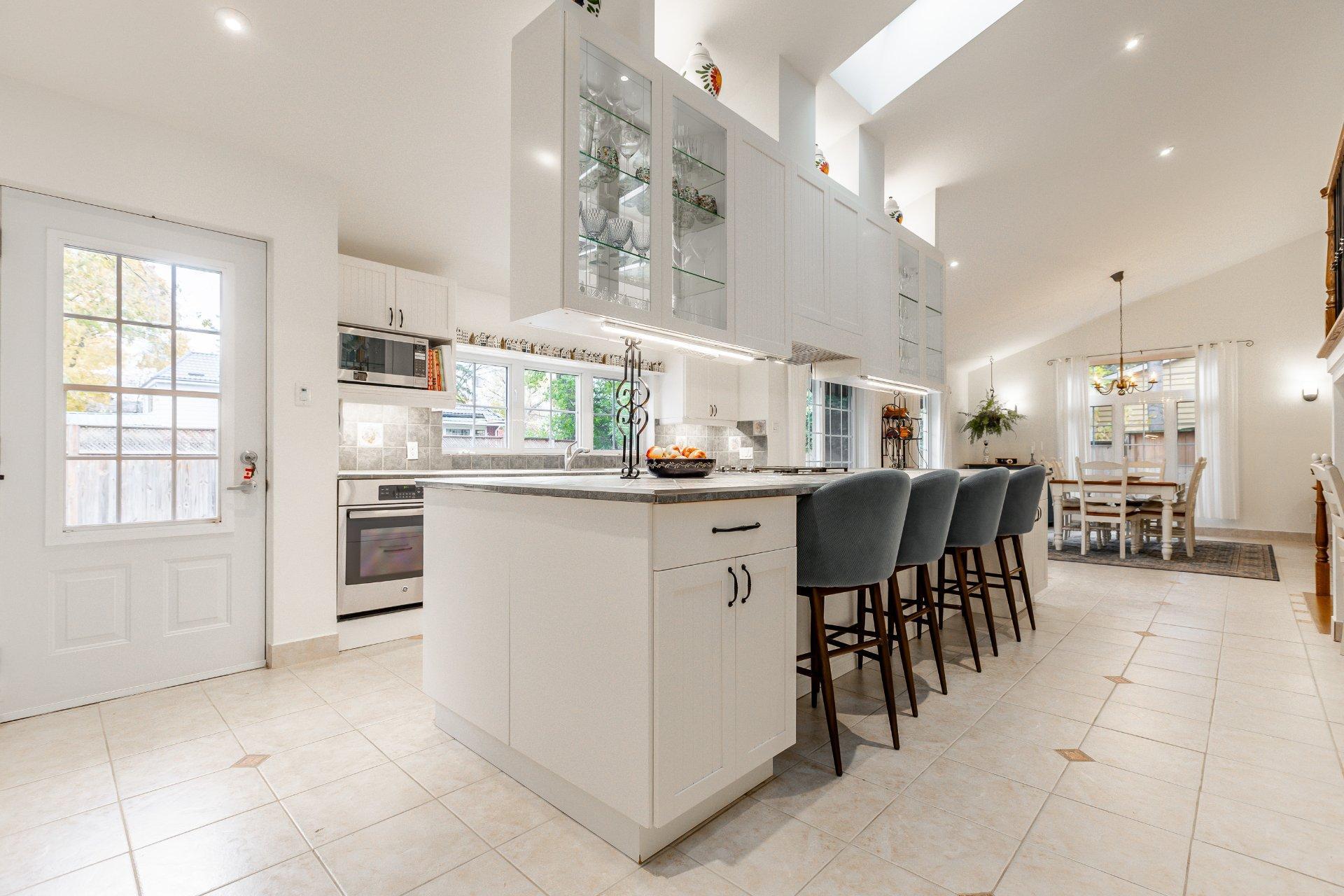 









43


Av. Bayview

,
Pointe-Claire,




QC
H9S5C1

