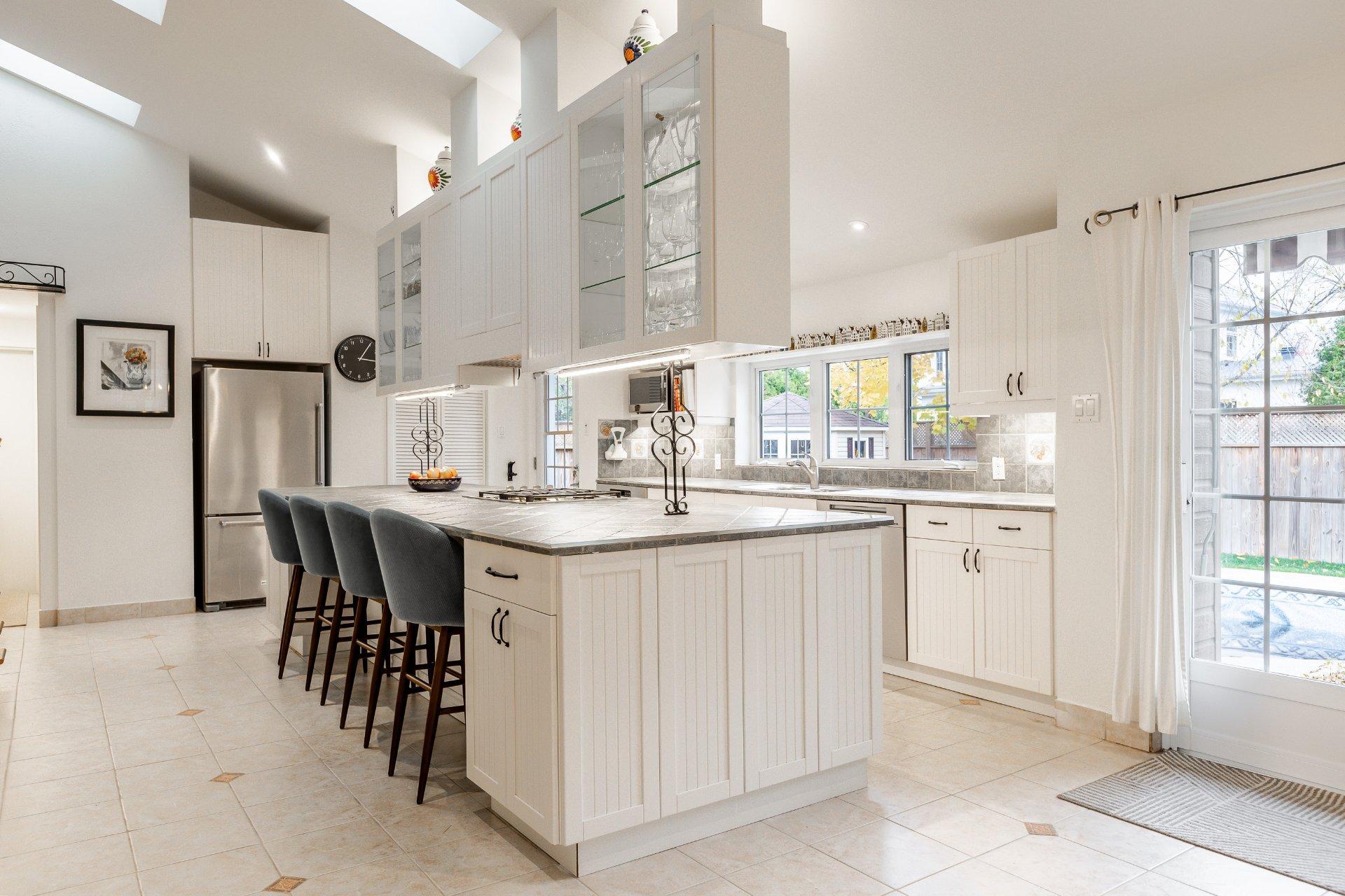 









43


Av. Bayview

,
Pointe-Claire,




QC
H9S5C1

