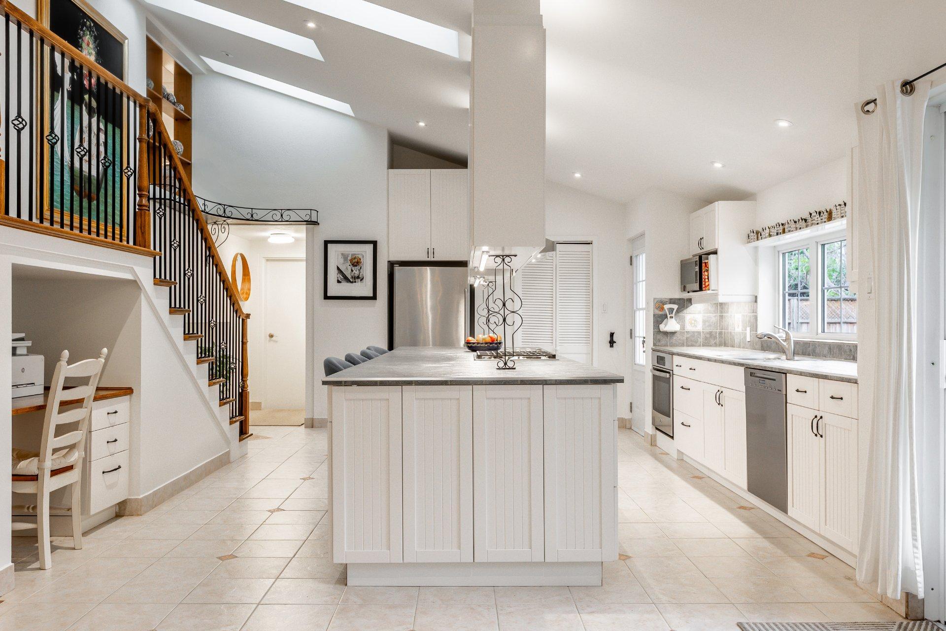 









43


Av. Bayview

,
Pointe-Claire,




QC
H9S5C1

