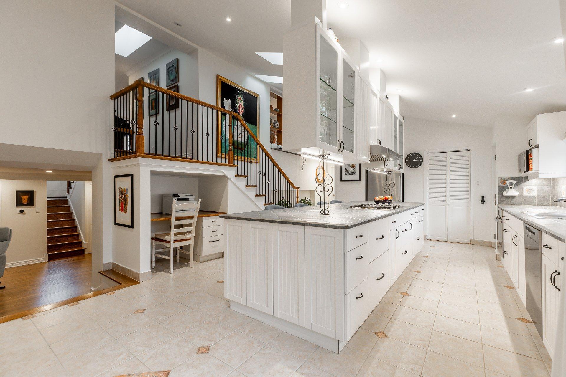 









43


Av. Bayview

,
Pointe-Claire,




QC
H9S5C1

