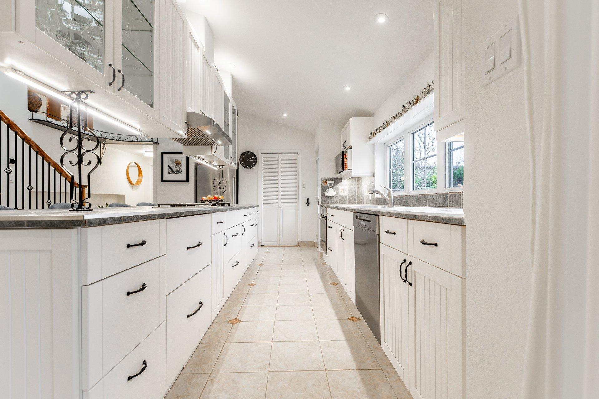 









43


Av. Bayview

,
Pointe-Claire,




QC
H9S5C1

