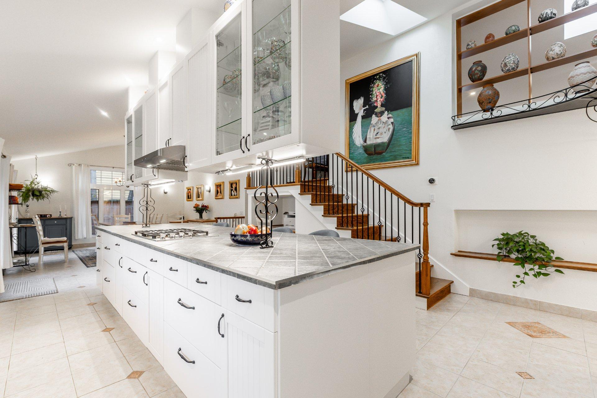 









43


Av. Bayview

,
Pointe-Claire,




QC
H9S5C1

