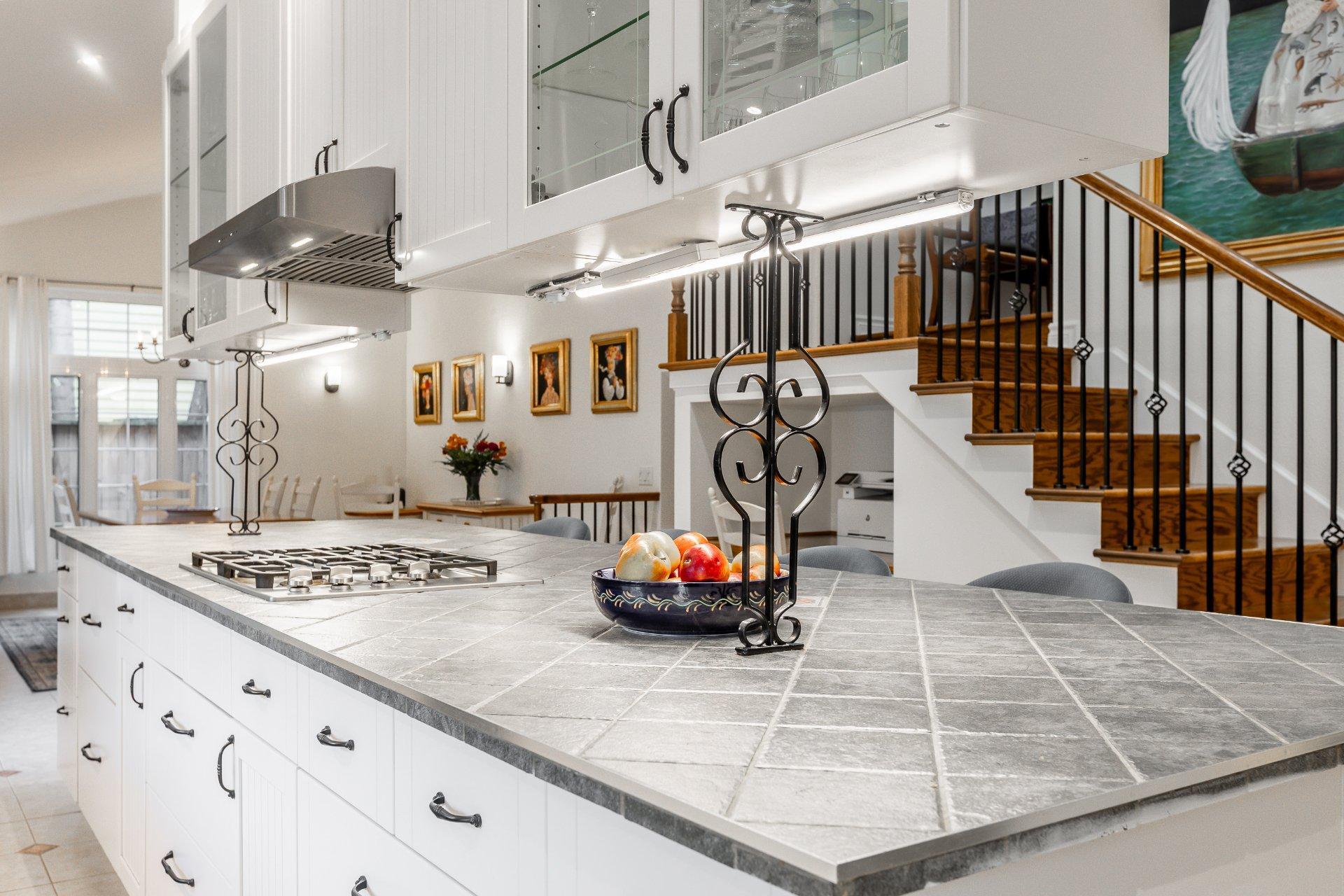 









43


Av. Bayview

,
Pointe-Claire,




QC
H9S5C1

