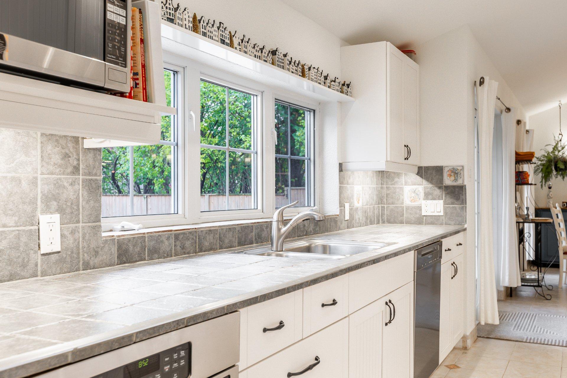 









43


Av. Bayview

,
Pointe-Claire,




QC
H9S5C1

