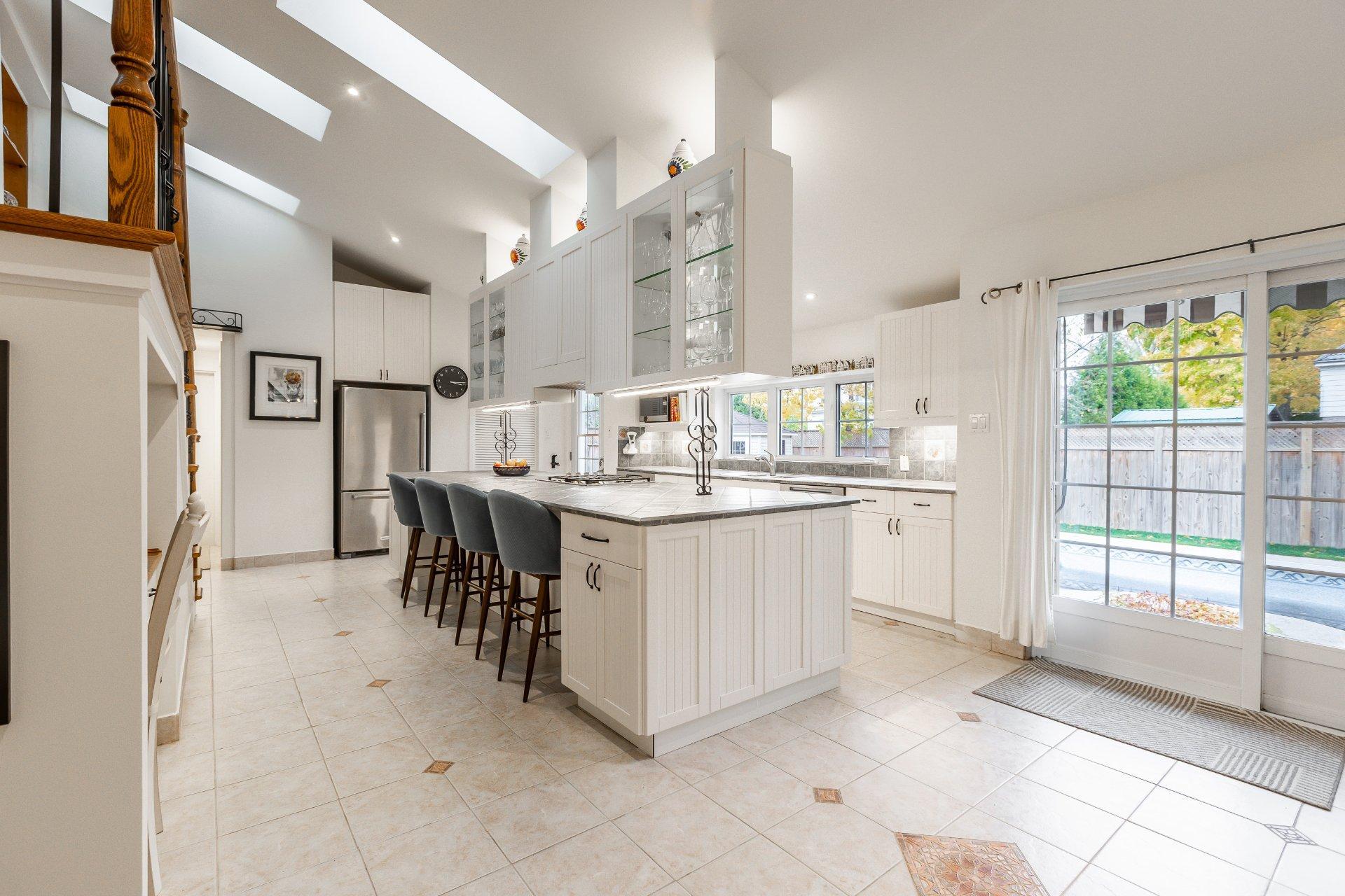 









43


Av. Bayview

,
Pointe-Claire,




QC
H9S5C1

