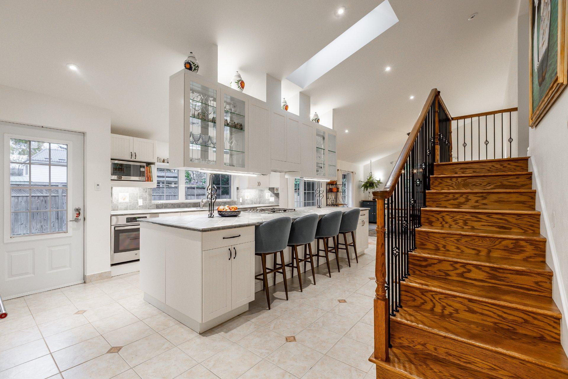 









43


Av. Bayview

,
Pointe-Claire,




QC
H9S5C1

