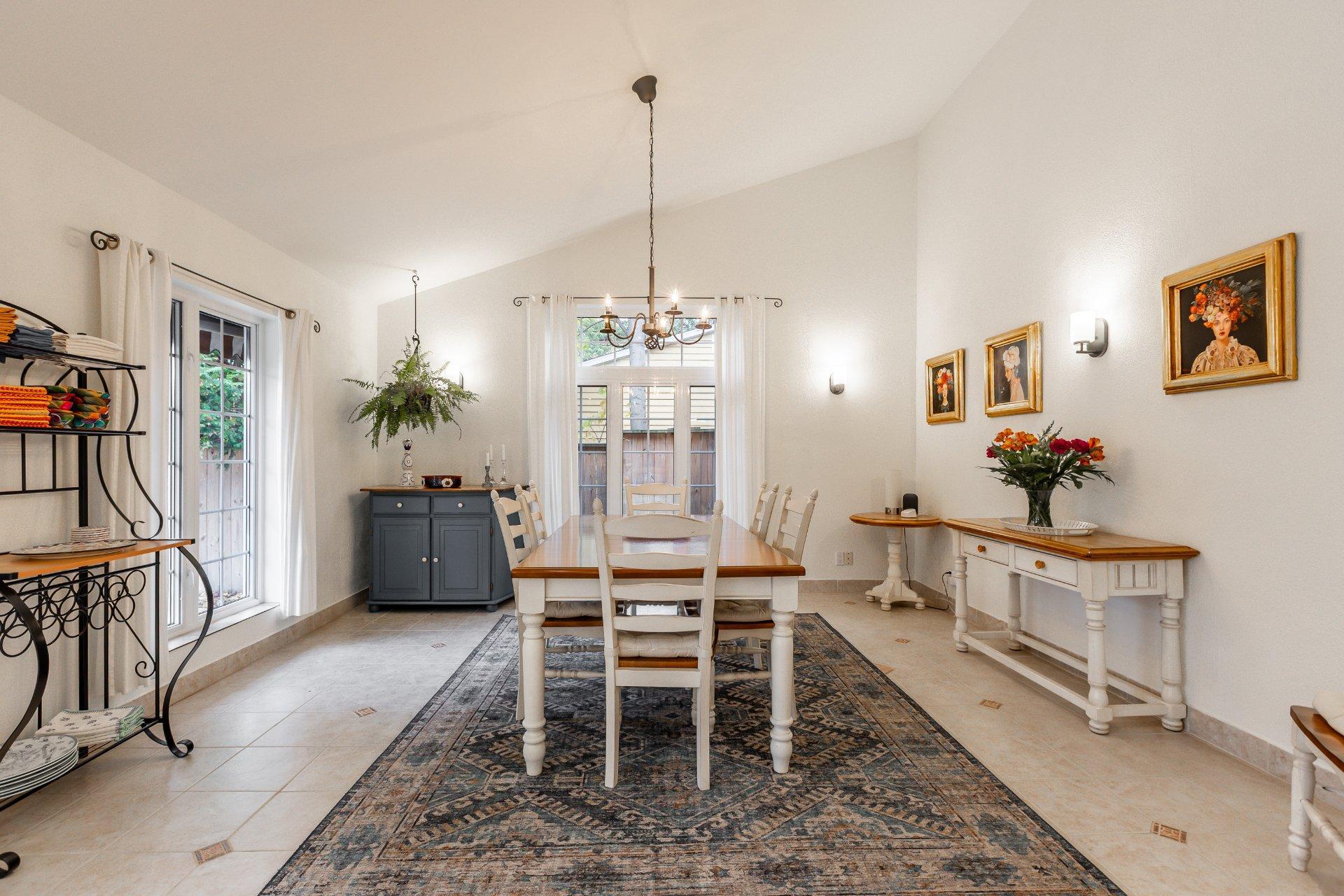 









43


Av. Bayview

,
Pointe-Claire,




QC
H9S5C1

