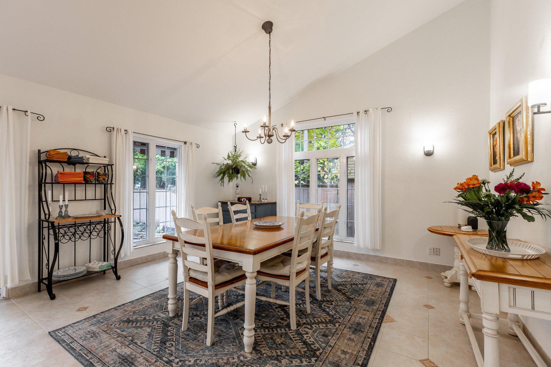 









43


Av. Bayview

,
Pointe-Claire,




QC
H9S5C1

