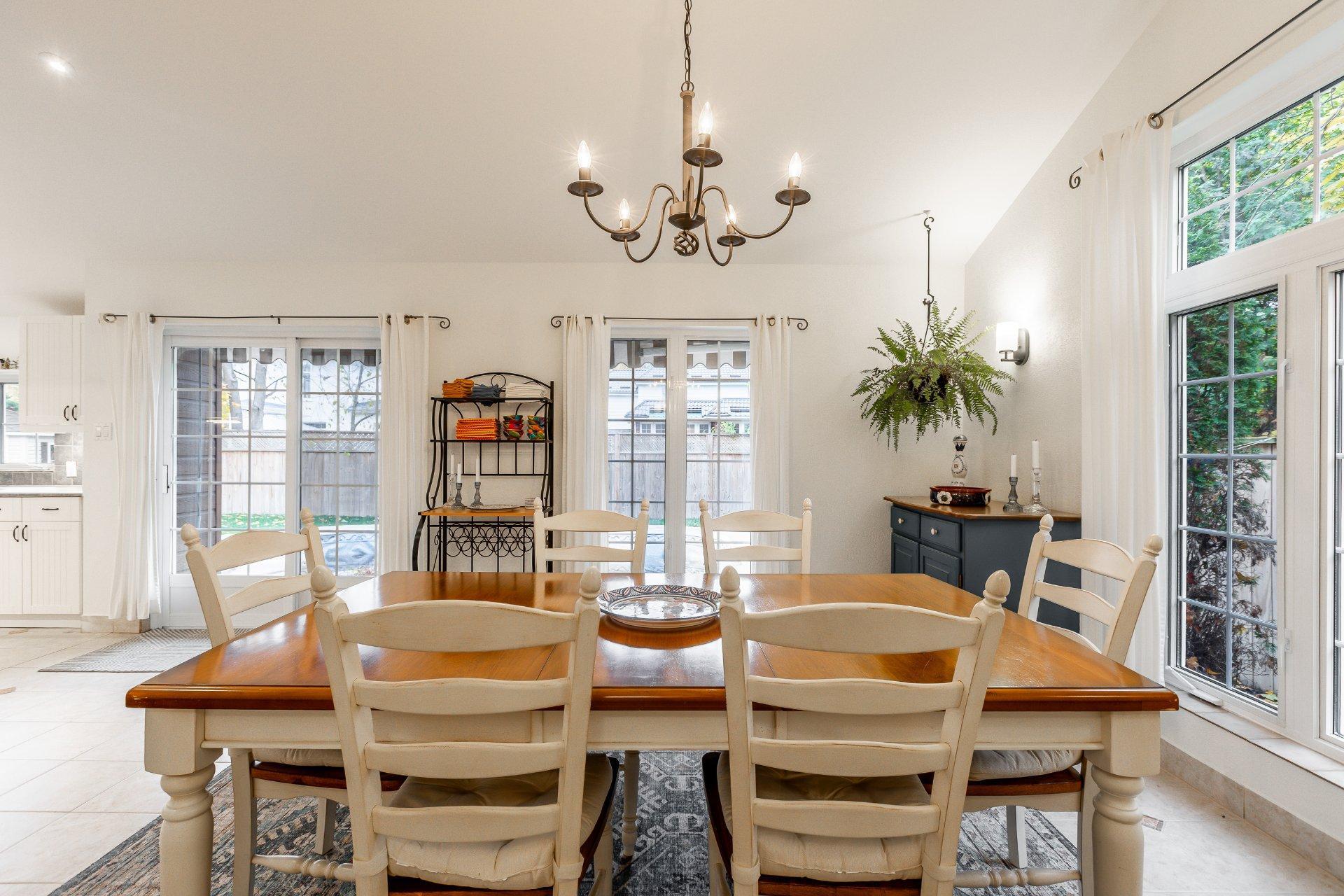 









43


Av. Bayview

,
Pointe-Claire,




QC
H9S5C1

