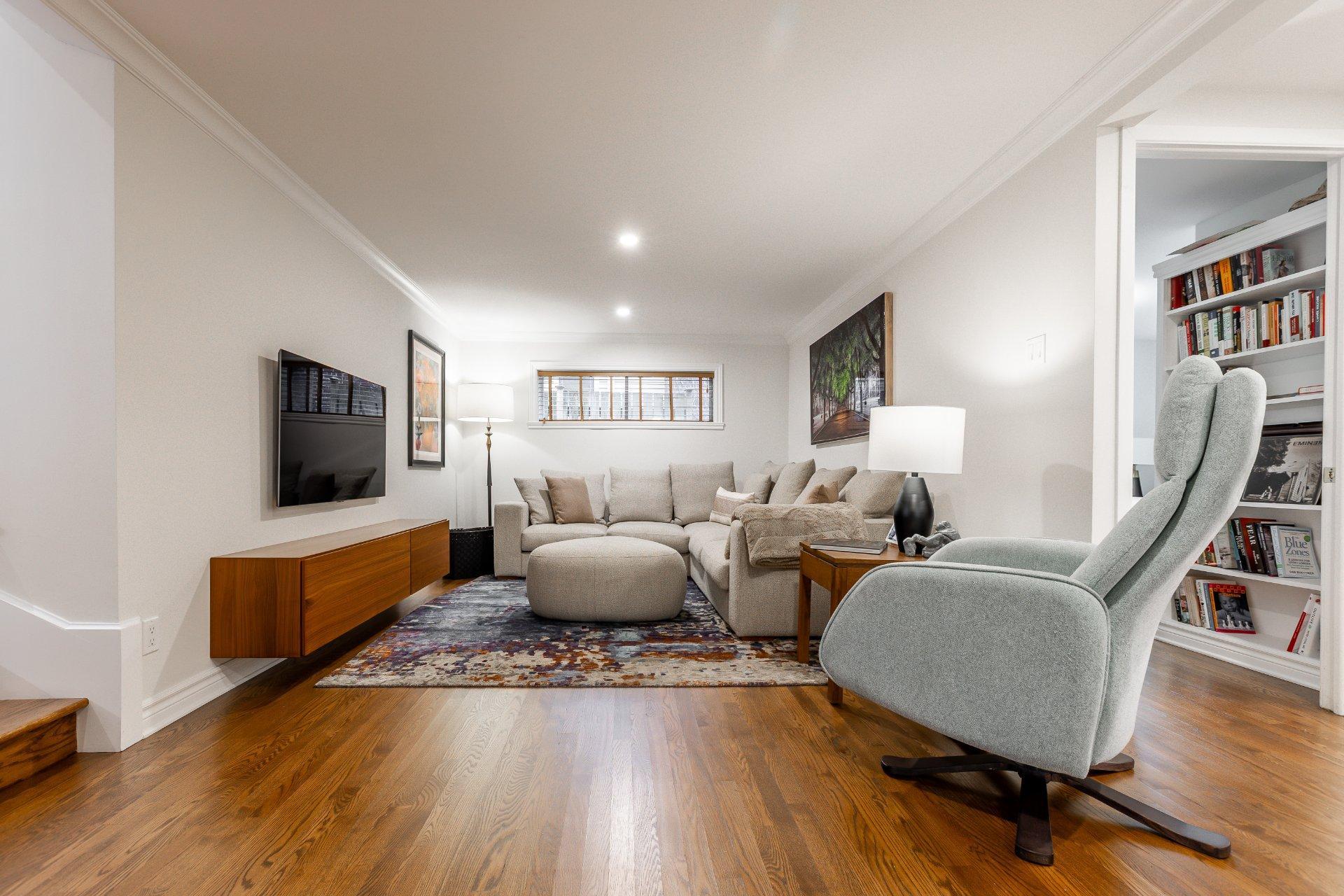 









43


Av. Bayview

,
Pointe-Claire,




QC
H9S5C1

