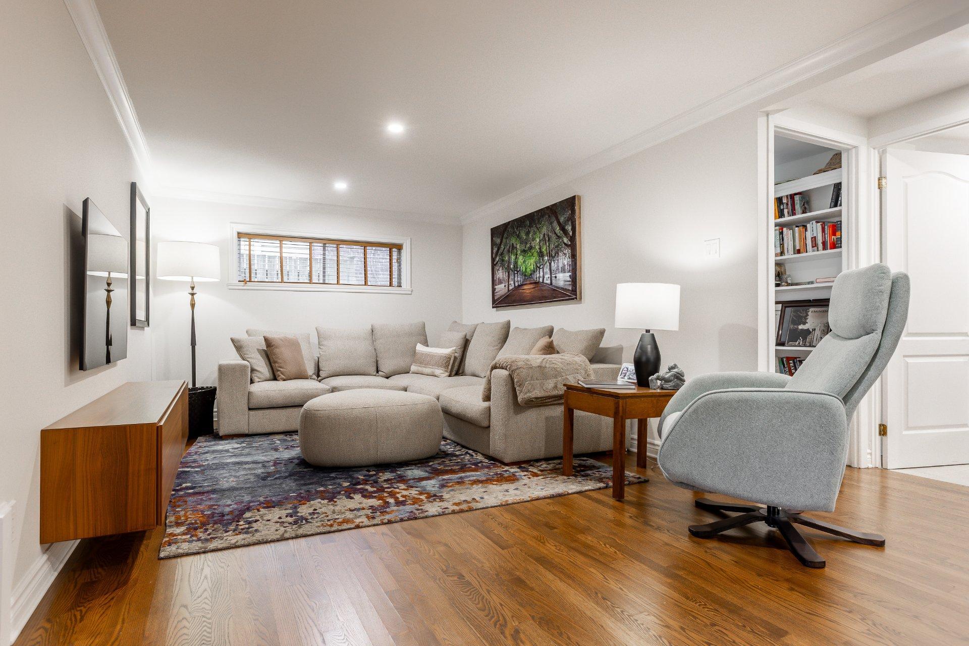 









43


Av. Bayview

,
Pointe-Claire,




QC
H9S5C1

