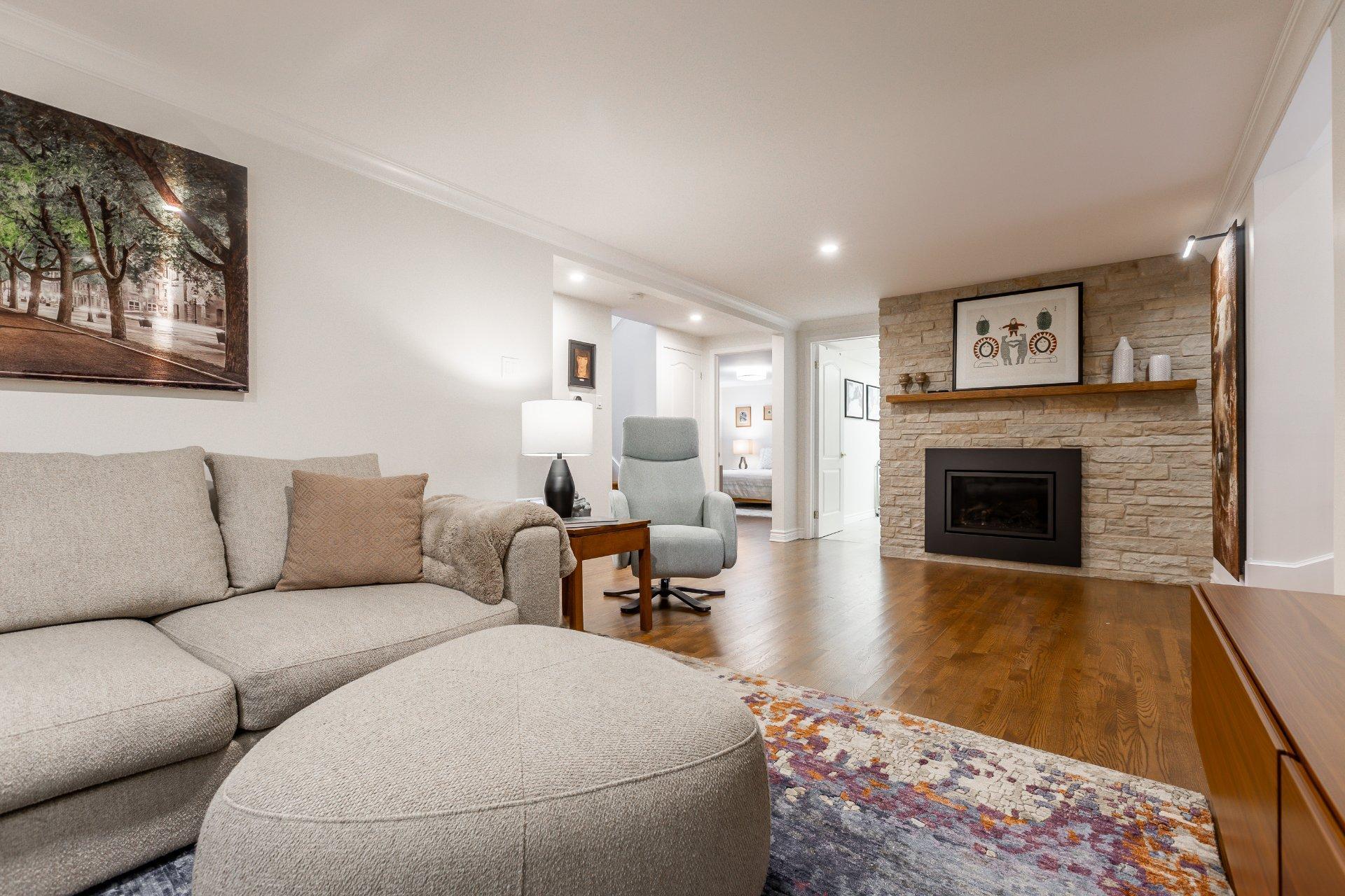 









43


Av. Bayview

,
Pointe-Claire,




QC
H9S5C1

