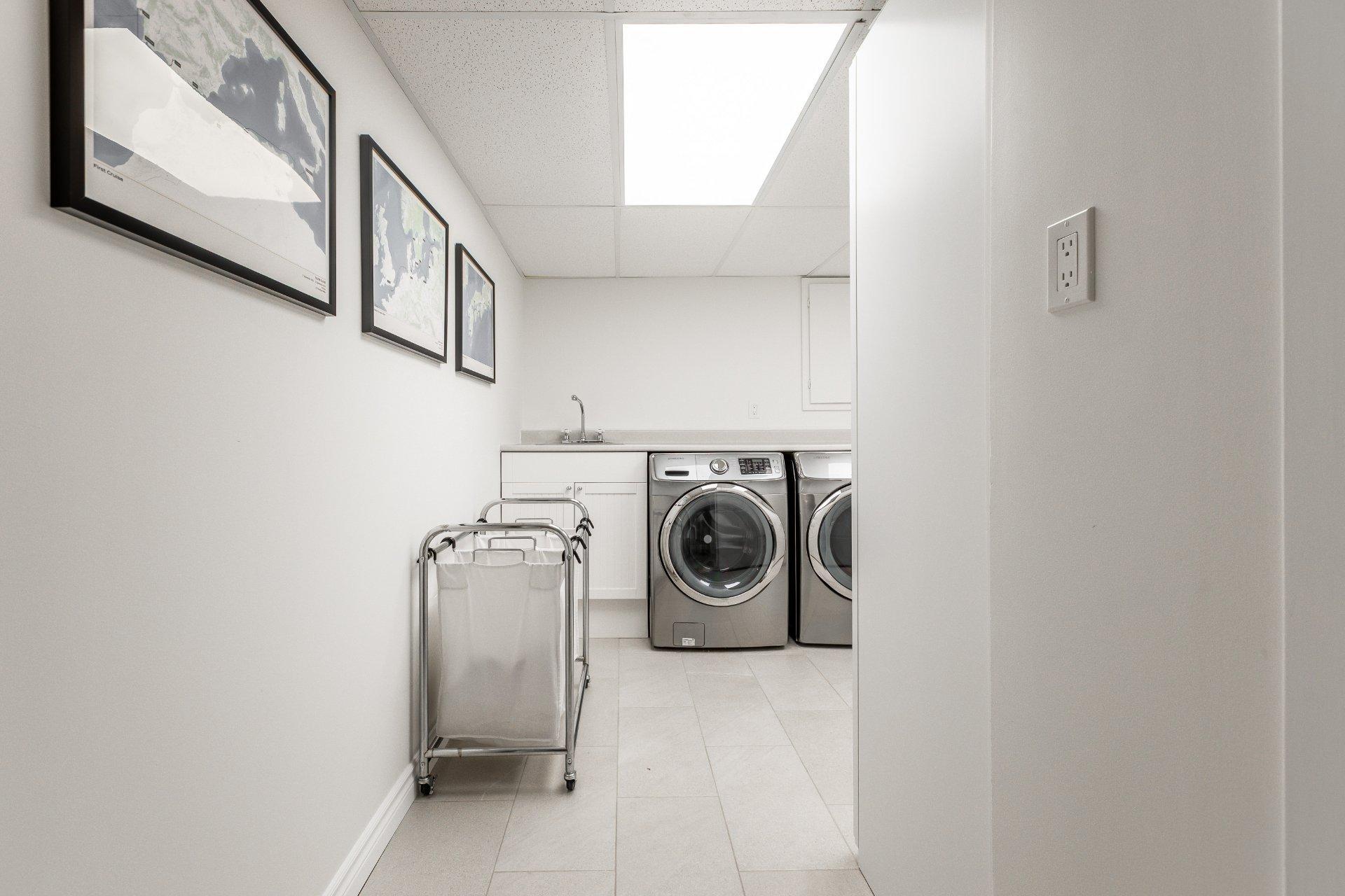 









43


Av. Bayview

,
Pointe-Claire,




QC
H9S5C1

