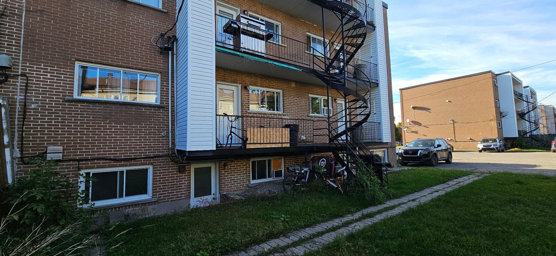 









2040


Rue des Patriotes

,
Laval (Sainte-Rose),




QC
H7L2N8

