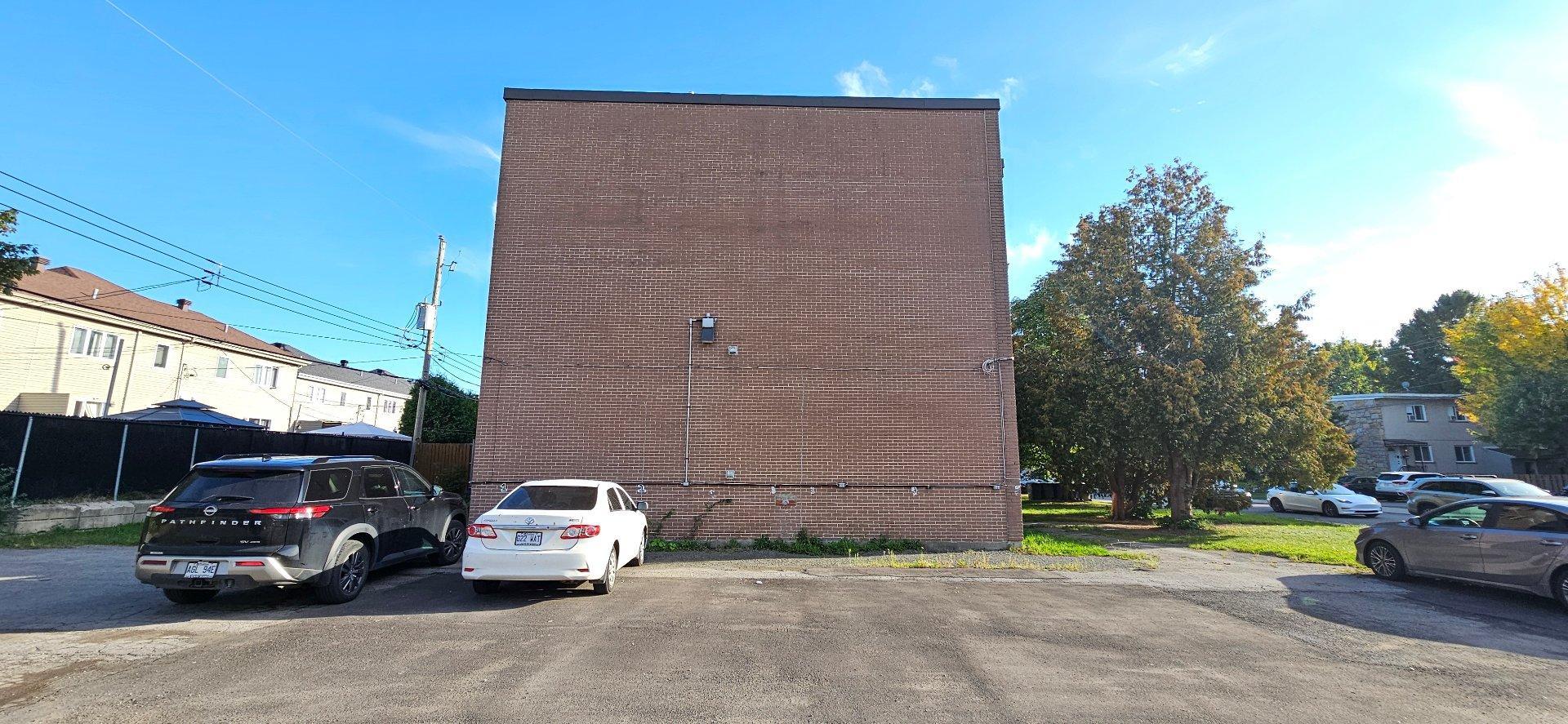 









2040


Rue des Patriotes

,
Laval (Sainte-Rose),




QC
H7L2N8

