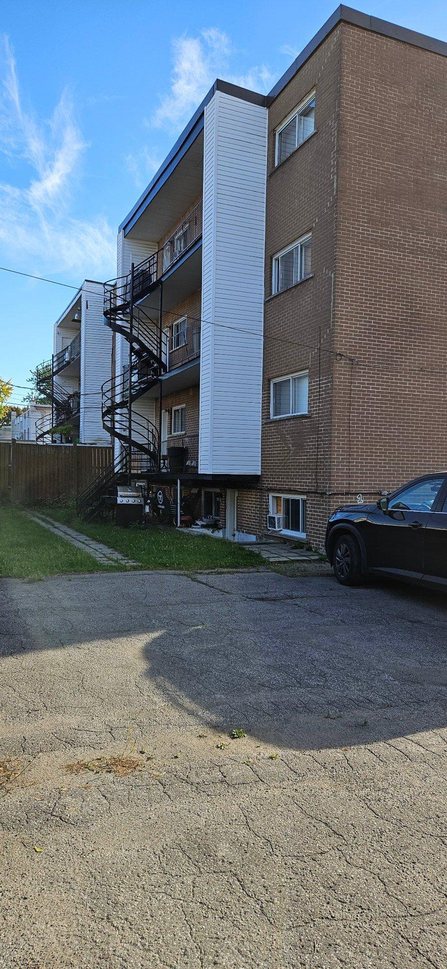 









2040


Rue des Patriotes

,
Laval (Sainte-Rose),




QC
H7L2N8

