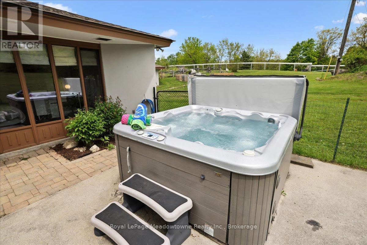 












10632 FIFTH LINE

,
Milton (NA Rural Nassagaweya),




Ontario
N0B2K0

