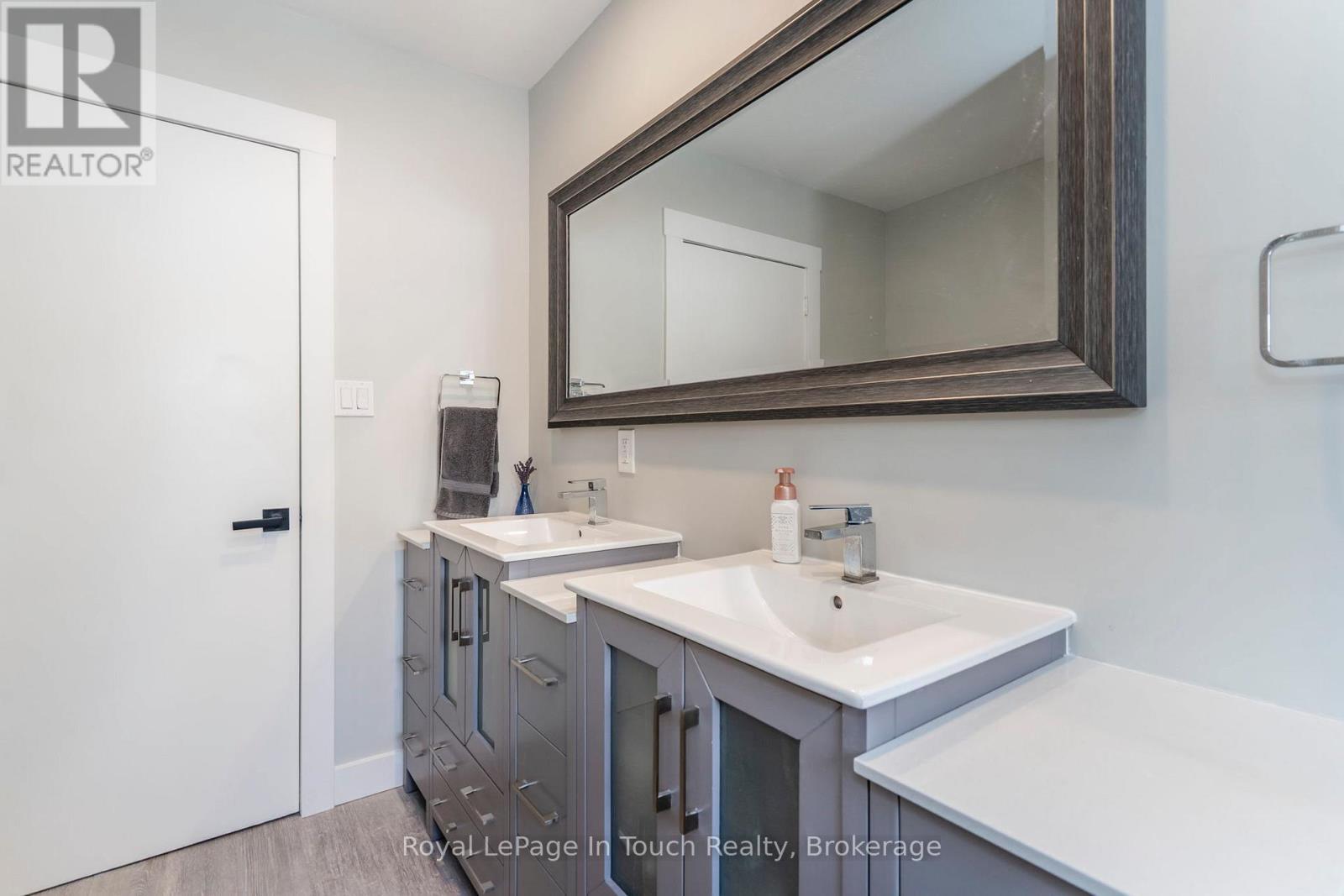 












164 DUCK BAY ROAD

,
Tay (Waubaushene),




Ontario
L0K2C0

