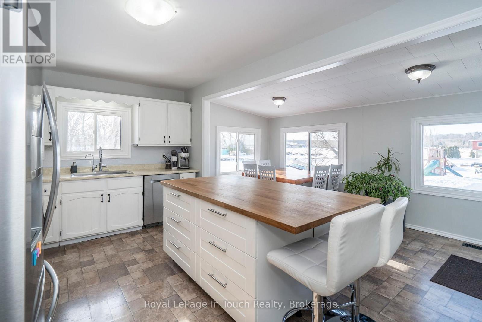 












164 DUCK BAY ROAD

,
Tay (Waubaushene),




Ontario
L0K2C0

