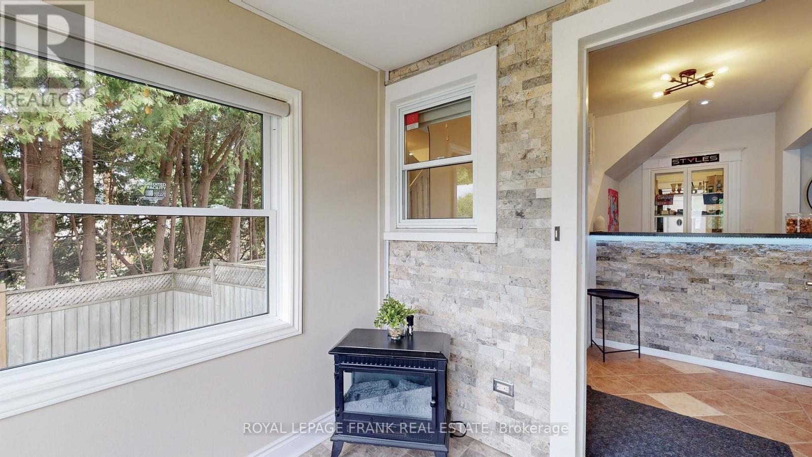 












21 WILBUR AVENUE

,
Scugog (Port Perry),




Ontario
L9L1J4

