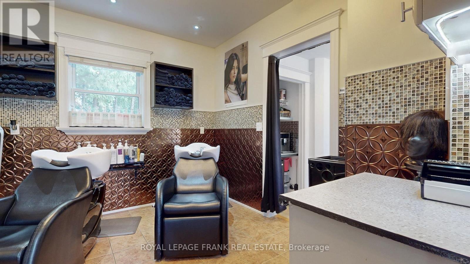 












21 WILBUR AVENUE

,
Scugog (Port Perry),




Ontario
L9L1J4

