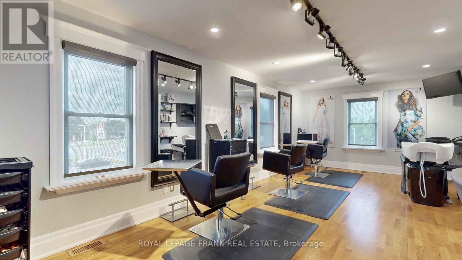 












21 WILBUR AVENUE

,
Scugog (Port Perry),




Ontario
L9L1J4

