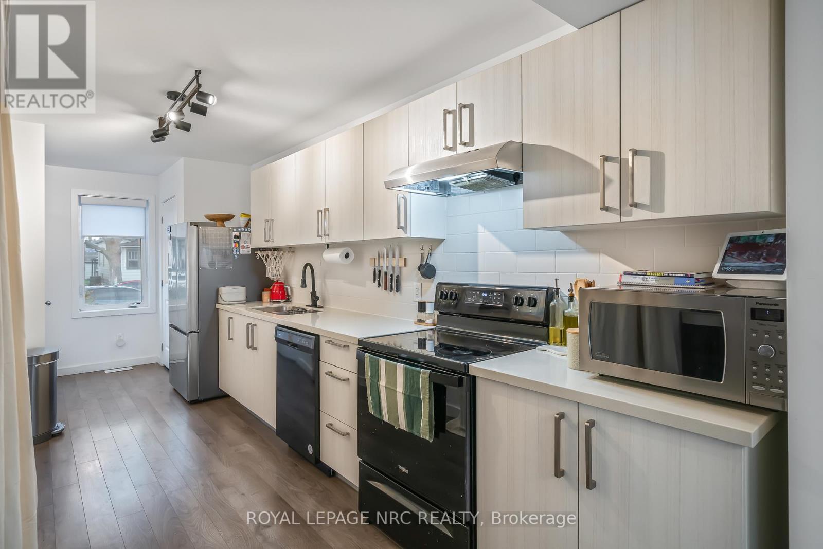 












305 CHAFFEY STREET

,
Welland (Lincoln/Crowland),




Ontario
L3B0K5

