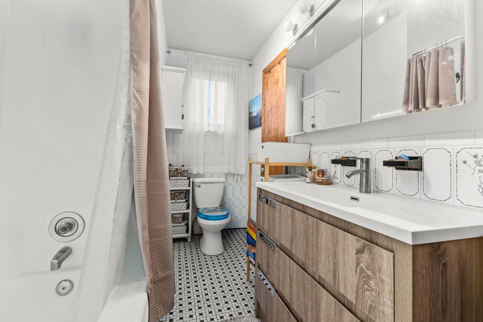 









782

 - 784


9e Avenue

,
Montréal (Lachine),




QC
H8S3C6

