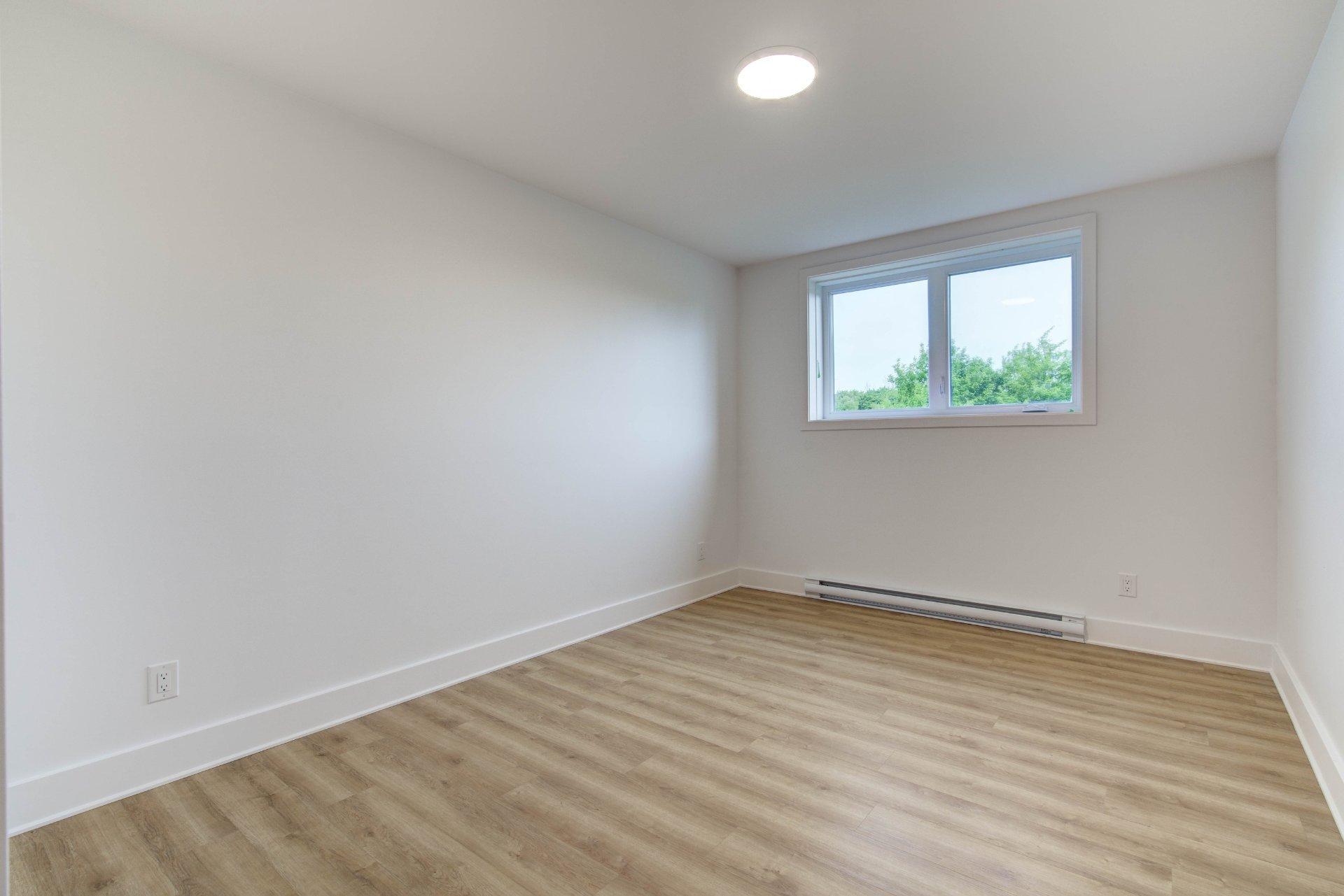 









400


Av. Barron

, 2,
Lachute,




QC
J8H4L6

