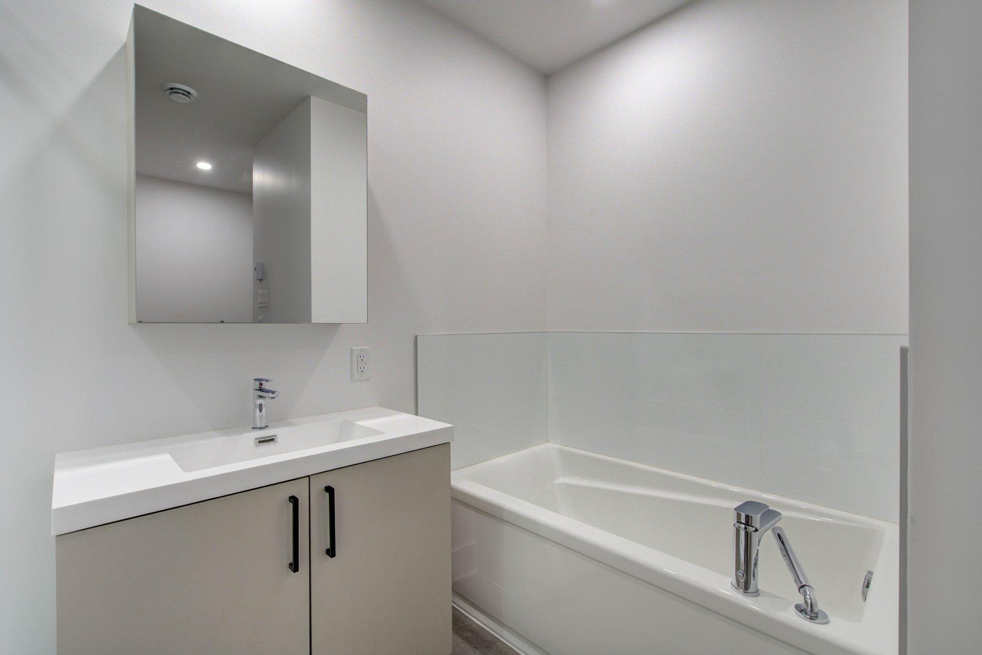 









400


Av. Barron

, 2,
Lachute,




QC
J8H4L6

