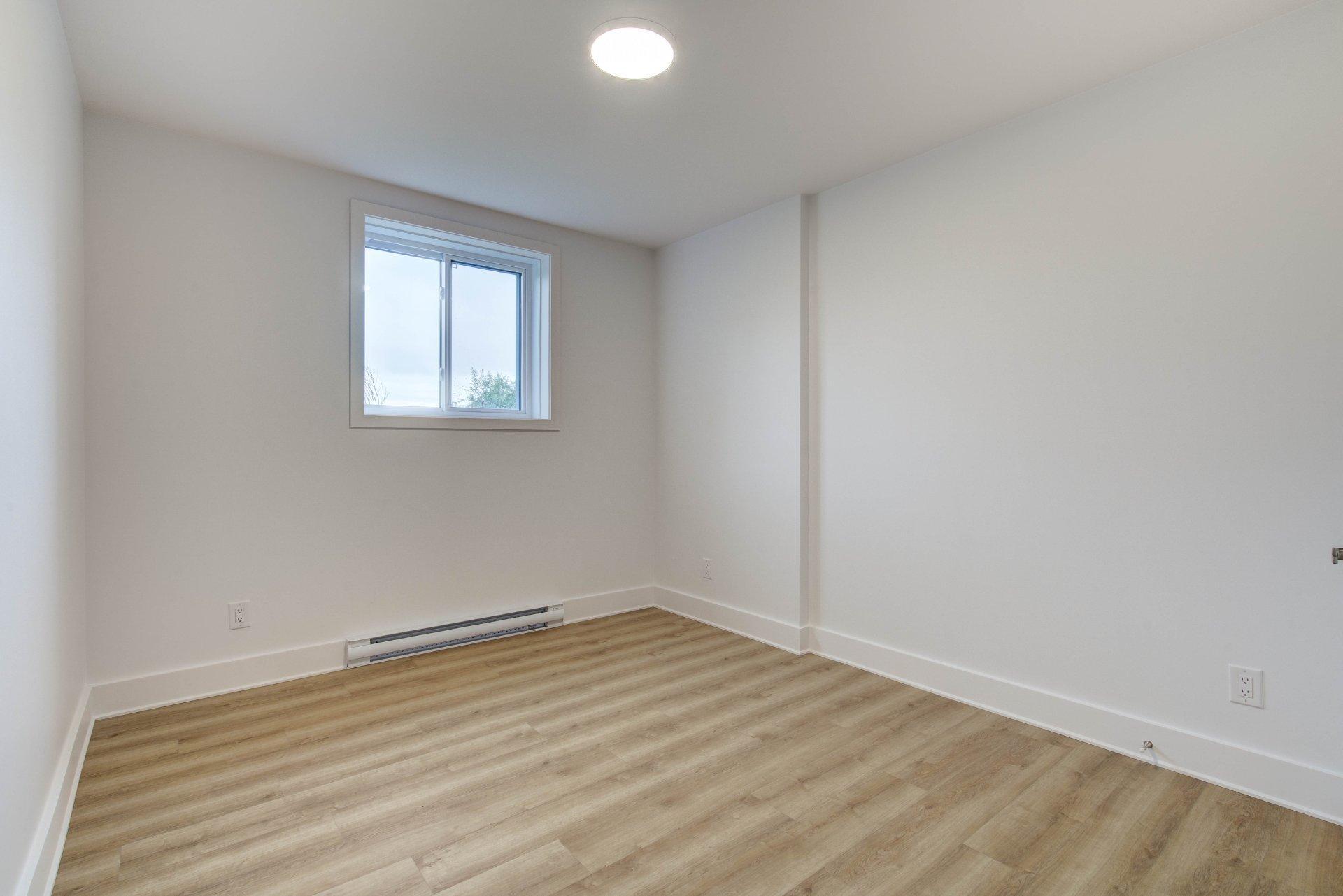 









400


Av. Barron

, 2,
Lachute,




QC
J8H4L6

