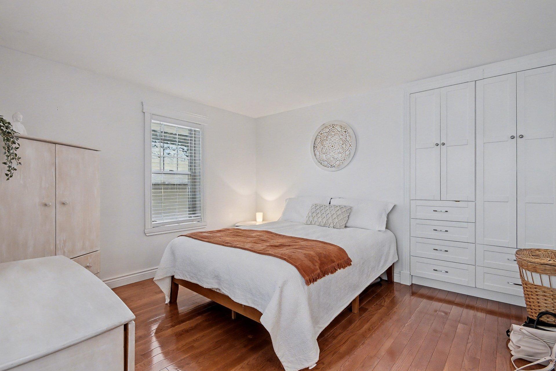 









104

 - 106A


Rue Notre-Dame

,
Saint-Jean-sur-Richelieu,




QC
J3B6M6

