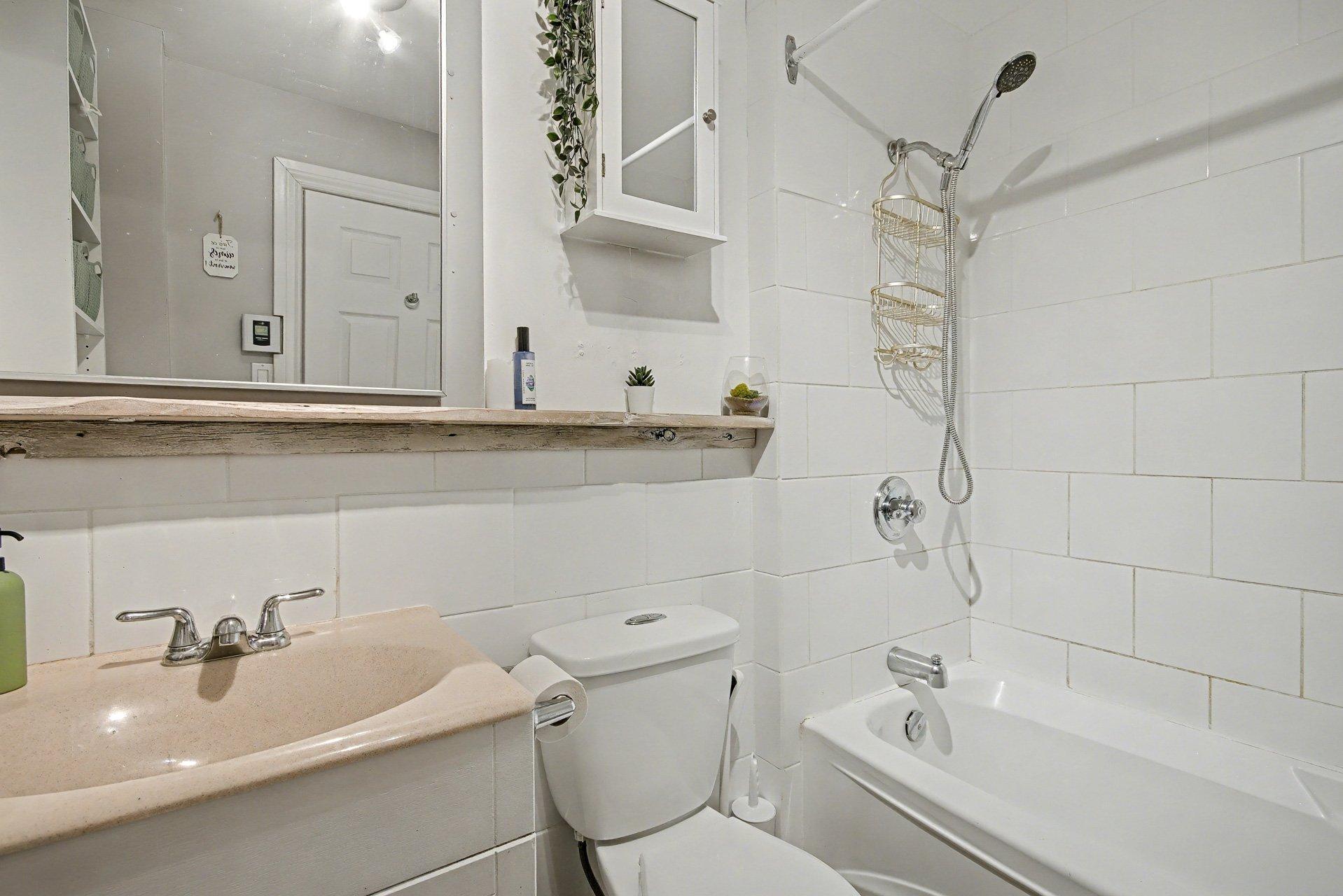 









104

 - 106A


Rue Notre-Dame

,
Saint-Jean-sur-Richelieu,




QC
J3B6M6

