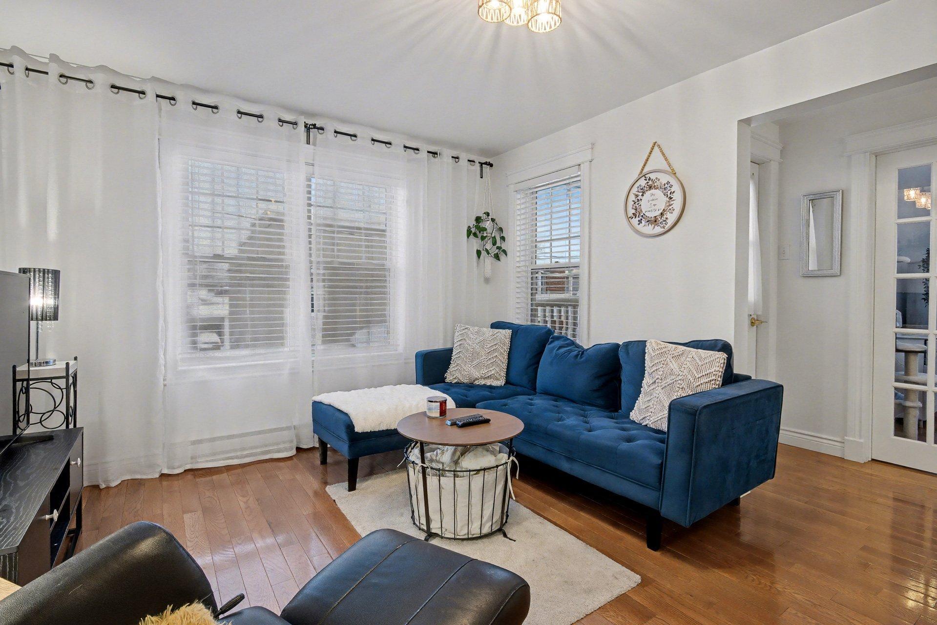 









104

 - 106A


Rue Notre-Dame

,
Saint-Jean-sur-Richelieu,




QC
J3B6M6

