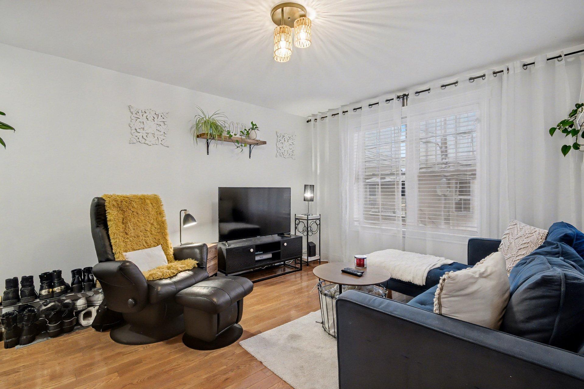 









104

 - 106A


Rue Notre-Dame

,
Saint-Jean-sur-Richelieu,




QC
J3B6M6

