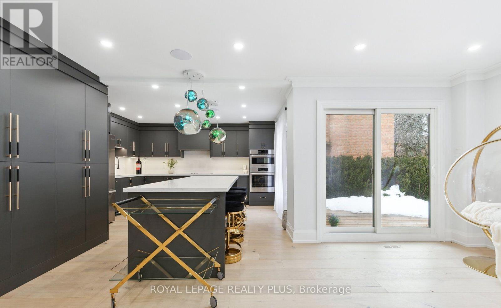 












4344 DALLAS COURT

,
Mississauga,




Ontario
L4W4G7

