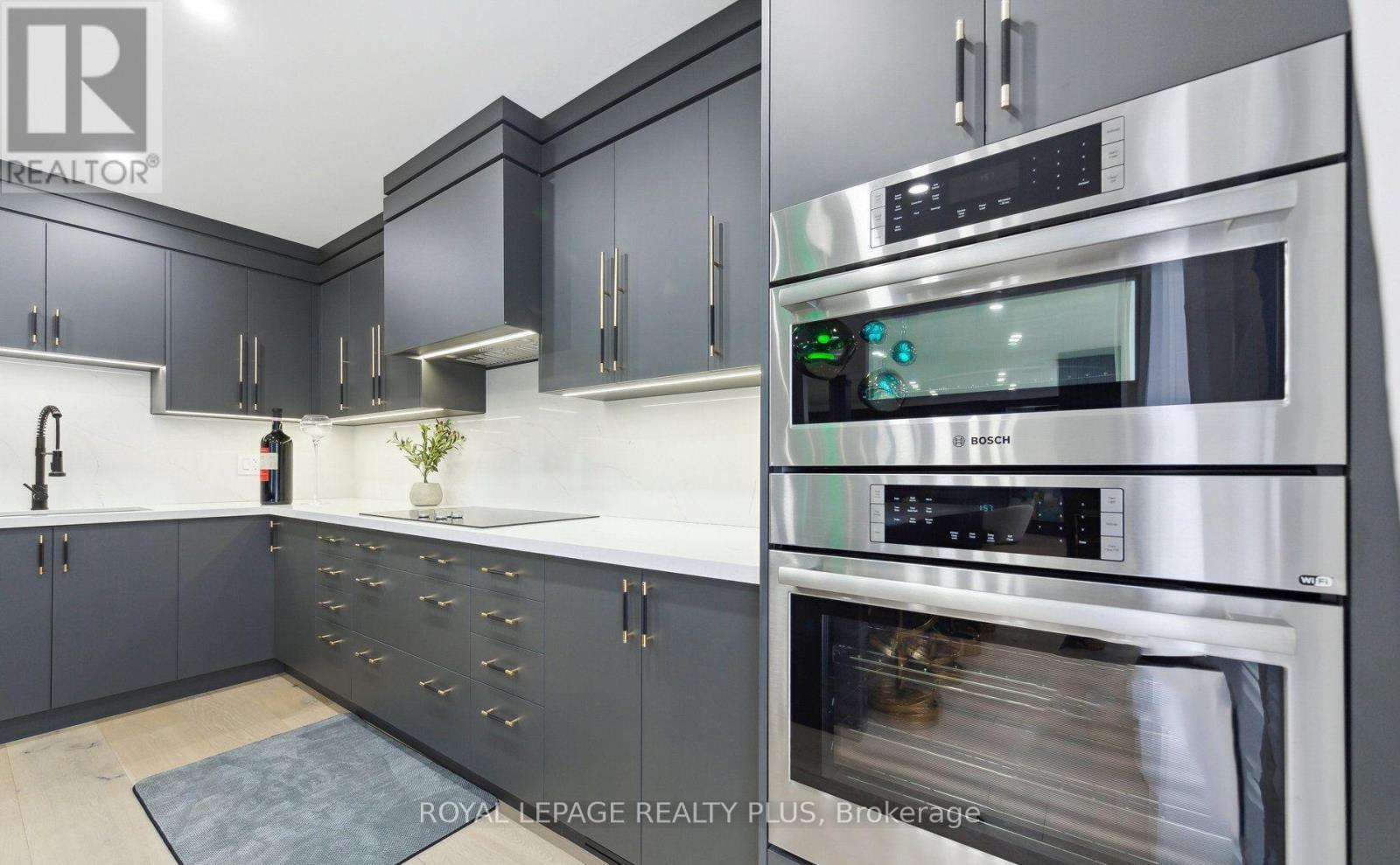 












4344 DALLAS COURT

,
Mississauga,




Ontario
L4W4G7

