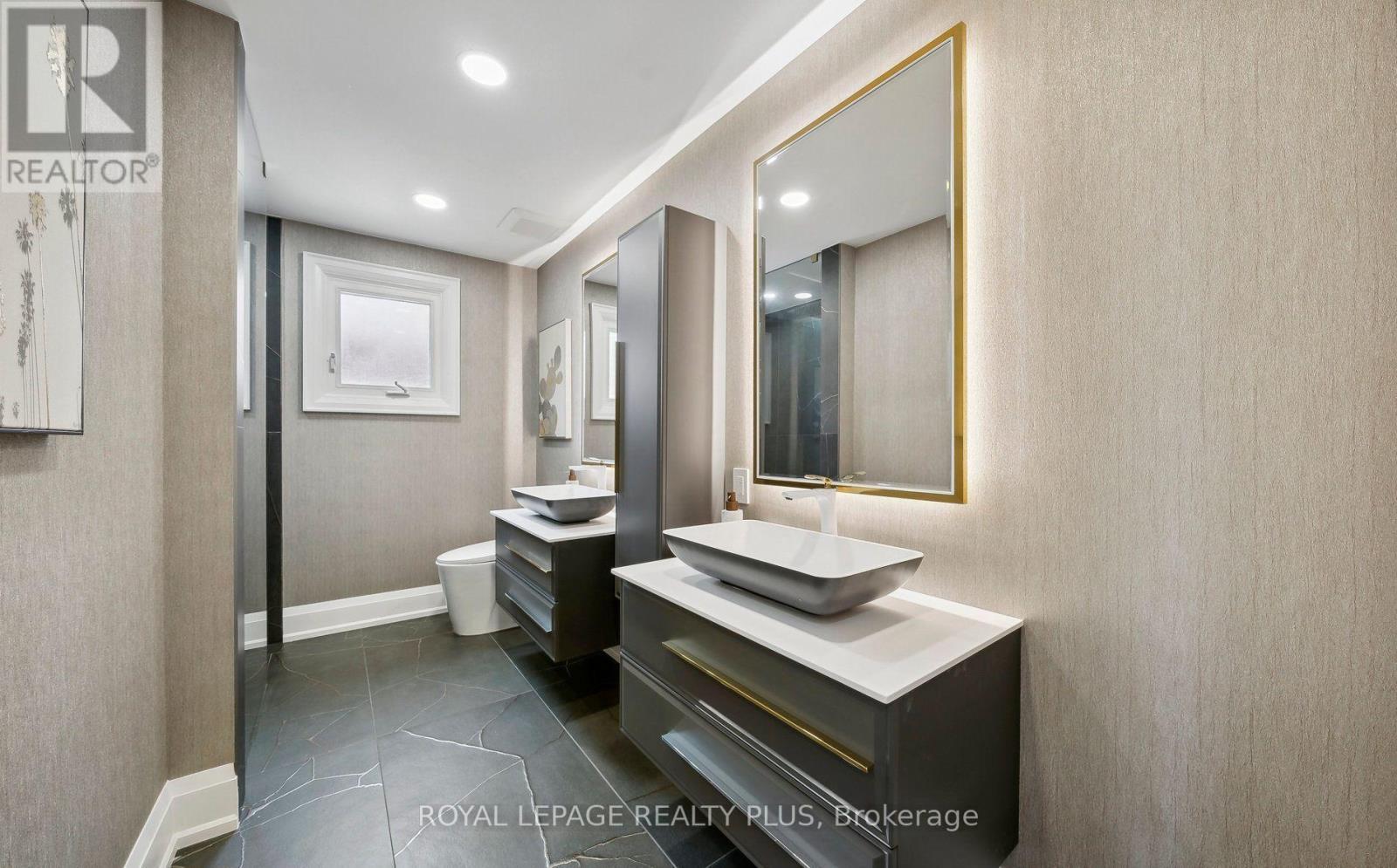 












4344 DALLAS COURT

,
Mississauga,




Ontario
L4W4G7

