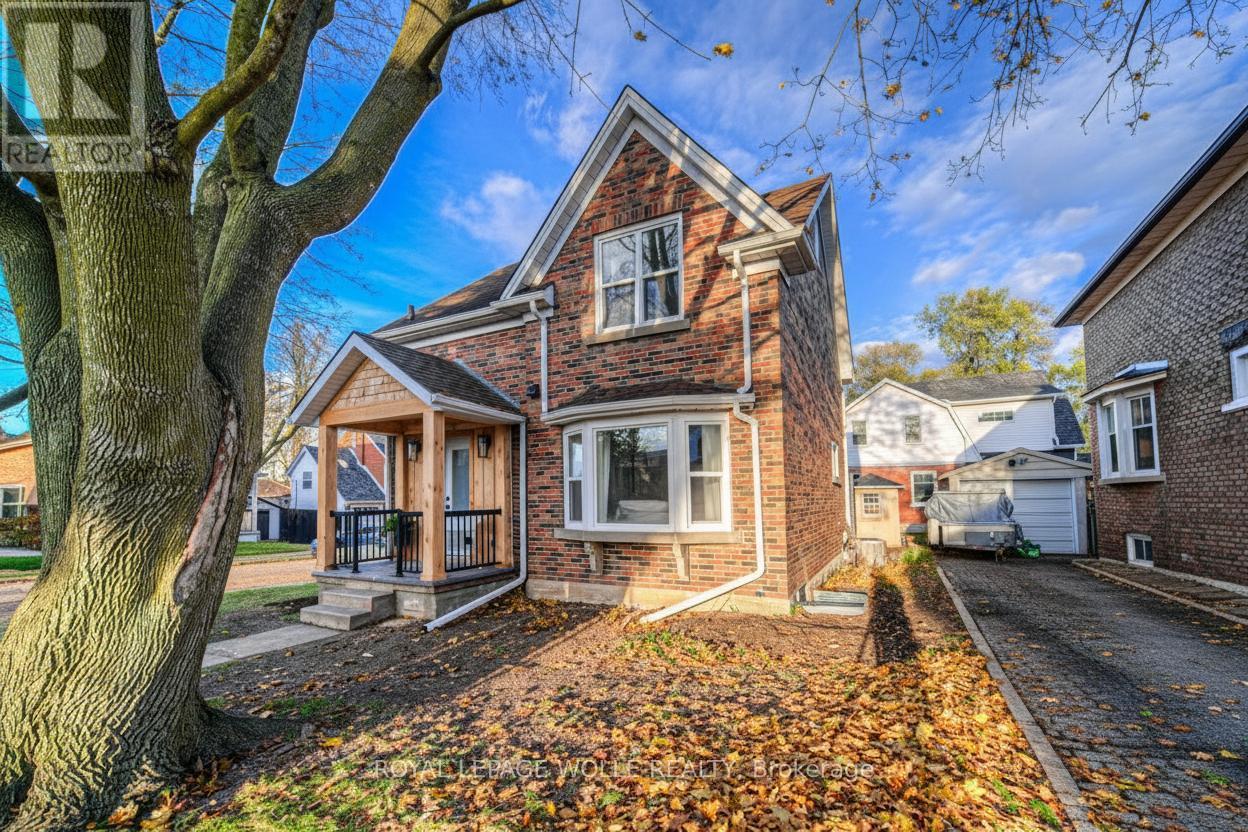 












30 DUNBAR ROAD S

,
Waterloo,




Ontario
N2L2E3

